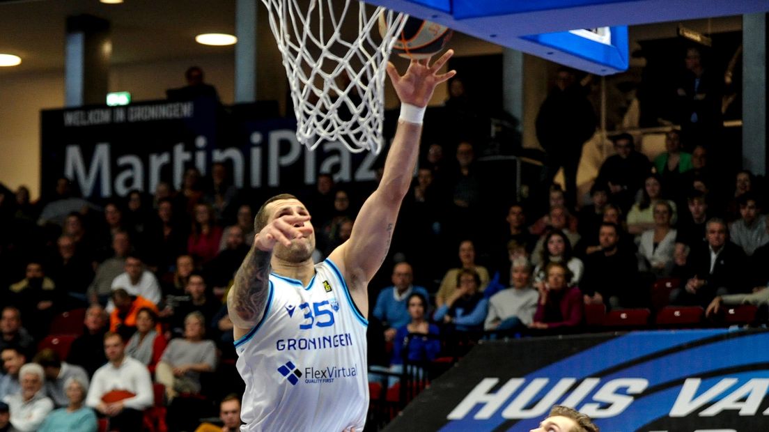 Ronalds Zakis is namens Donar op weg naar een score (archiefbeeld)