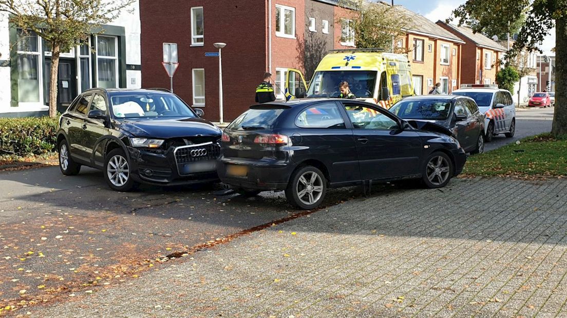 Gewonde bij frontale aanrijding in Enschede