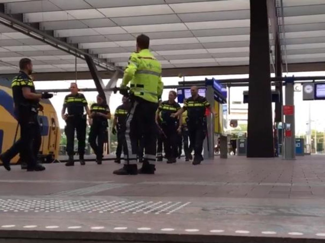 Politie op Rotterdam Centraal na melding over lastige Russische fans. Beeld Jelle van der Kooij via Twitter