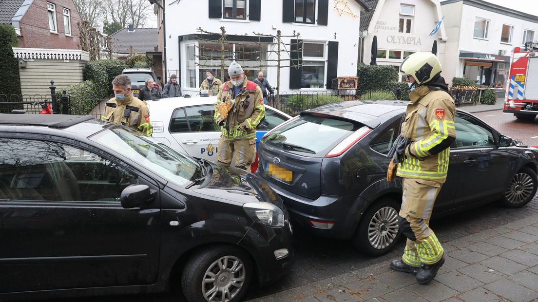 De bestuurder botste aanvankelijk alleen tegen een geparkeerde auto achter haar, waarbij de stilstaande wagen nog een andere geparkeerde auto raakte.