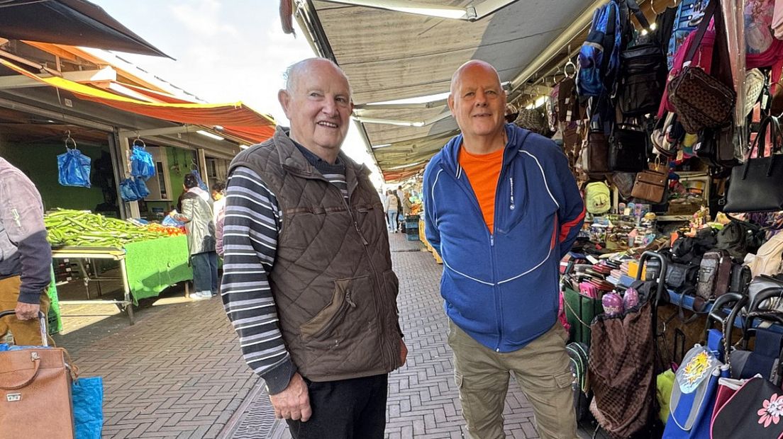 Vader Piet (86) en zoon Peter bij hun kramen op de markt