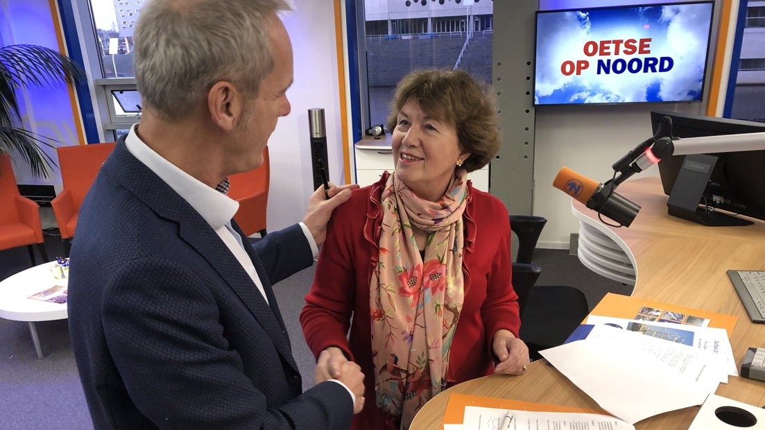 Gijs Lensink (RTV Noord) en directeur Jeannette Blijdorp-Jonker (DelfSail) schudden elkaar de hand