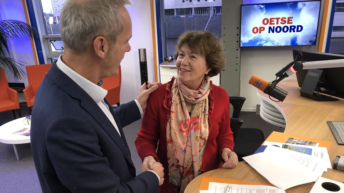 Gijs Lensink (RTV Noord) en directeur Jeannette Blijdorp-Jonker (DelfSail) schudden elkaar de hand
