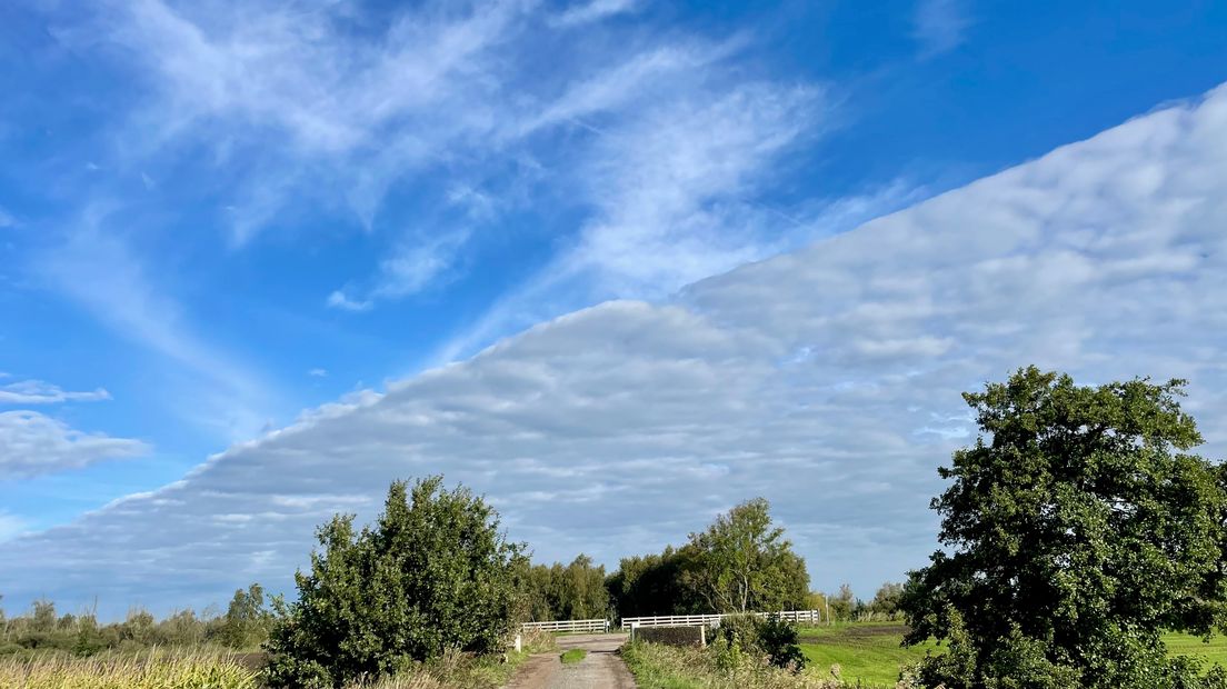 Een scheiding van wolken in de lucht