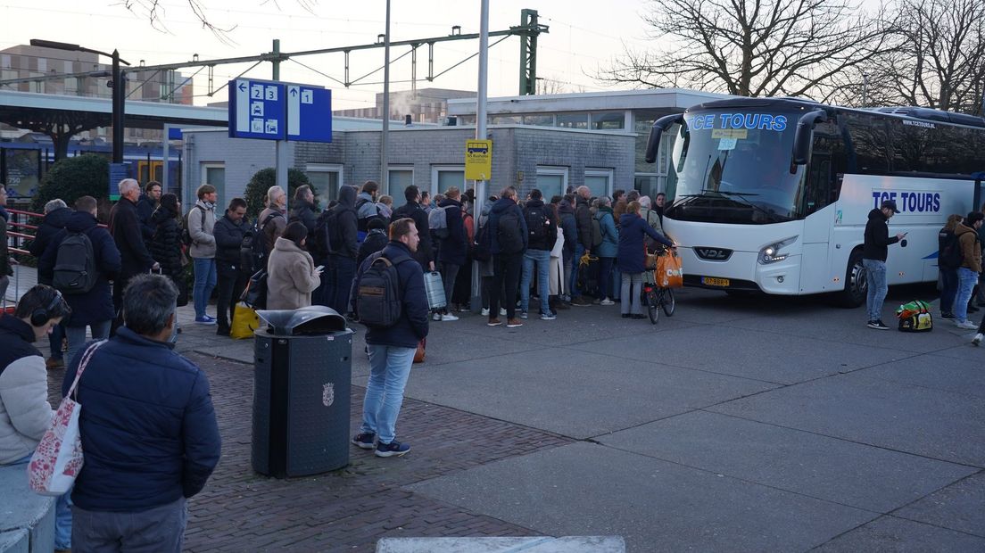 Veel reizigers in Meppel wachten op een plek in de bus
