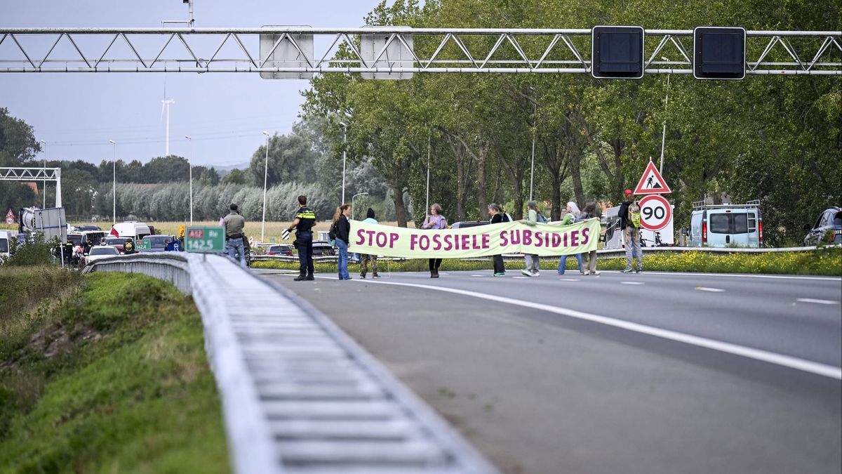 LIVE | XR-activisten bereiken A12 bij Zevenaar • politie haalt demonstranten van de snelweg
