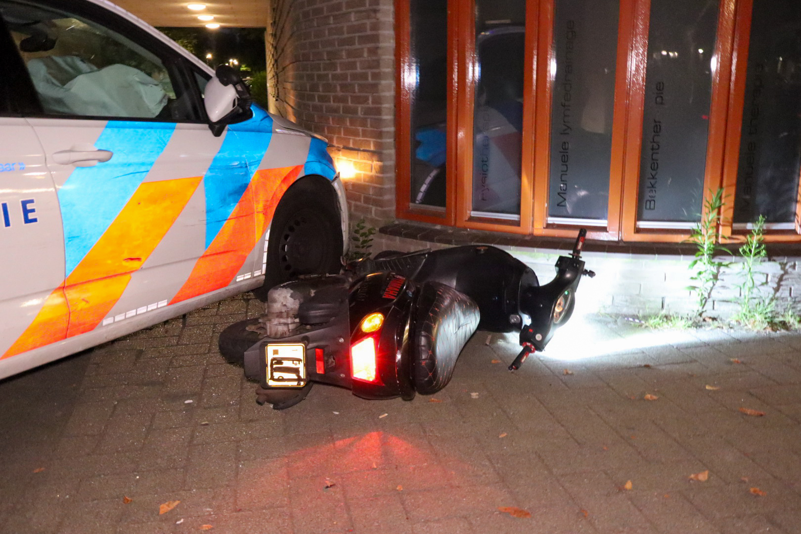 De inbrekers werden klemgereden door de politie en lieten hun scooter achter.