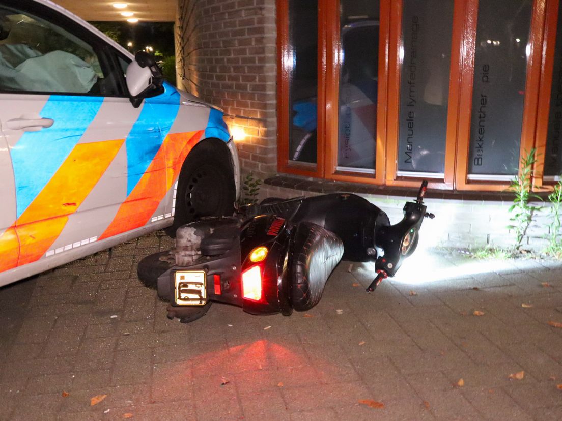 De inbrekers werden klemgereden door de politie en lieten hun scooter achter.