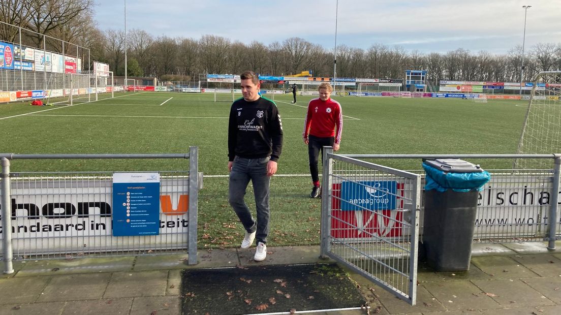 Aanvoerders Arjan Kleine van SV Pesse en Matthijs Steenbergen van VV Zuidwolde