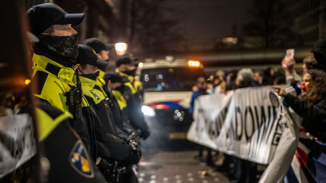 Agenten van de politie Den Haag tijdens een coronademonstratie