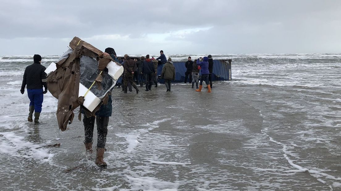 Op Terschelling zijn zelfs tv's op het strand aangespoeld