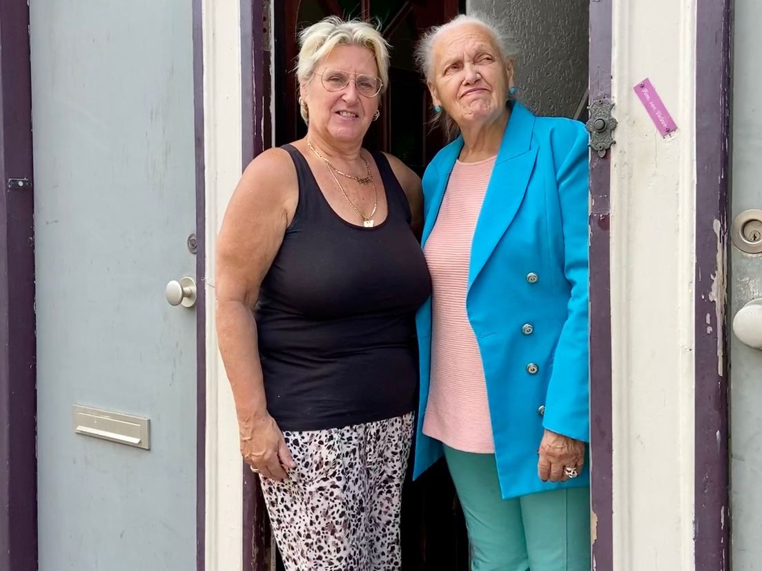 Renza met moeder Lenie op de stoep van hun woning aan de Burgemeester Roosstraat