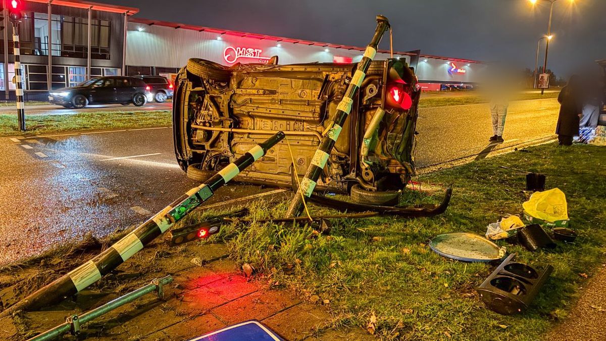 112 Nieuws: ravage na eenzijdig ongeval Enschede | Kop-staartbotsing Vriezenveen