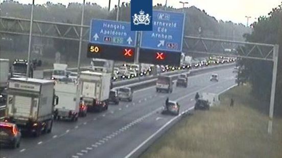 Grote vertraging op A1 na ongeluk met meerdere voertuigen. Grote vertraging op A1 na ongeluk met meerdere voertuigen.