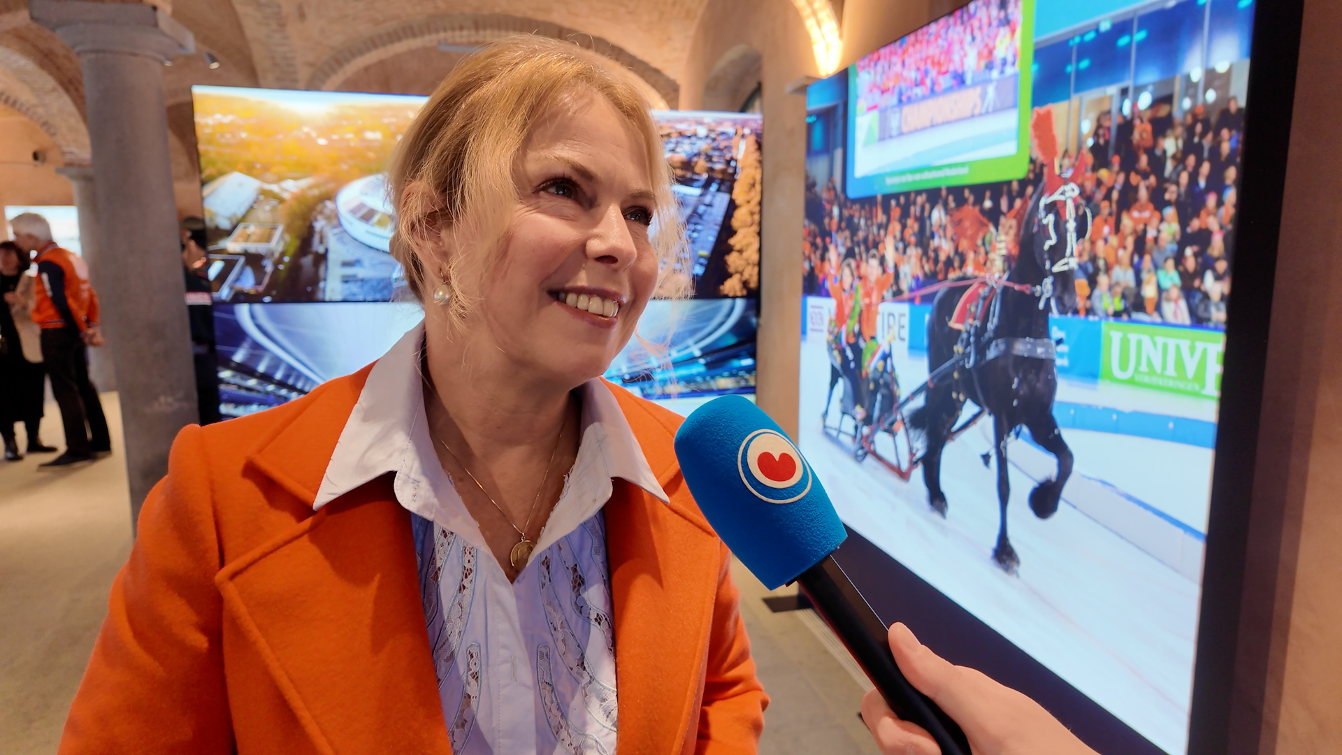 Boargemaster Avine Fokkens stiet Omrop Fryslân te wurd op de tentoanstelling yn Milaan