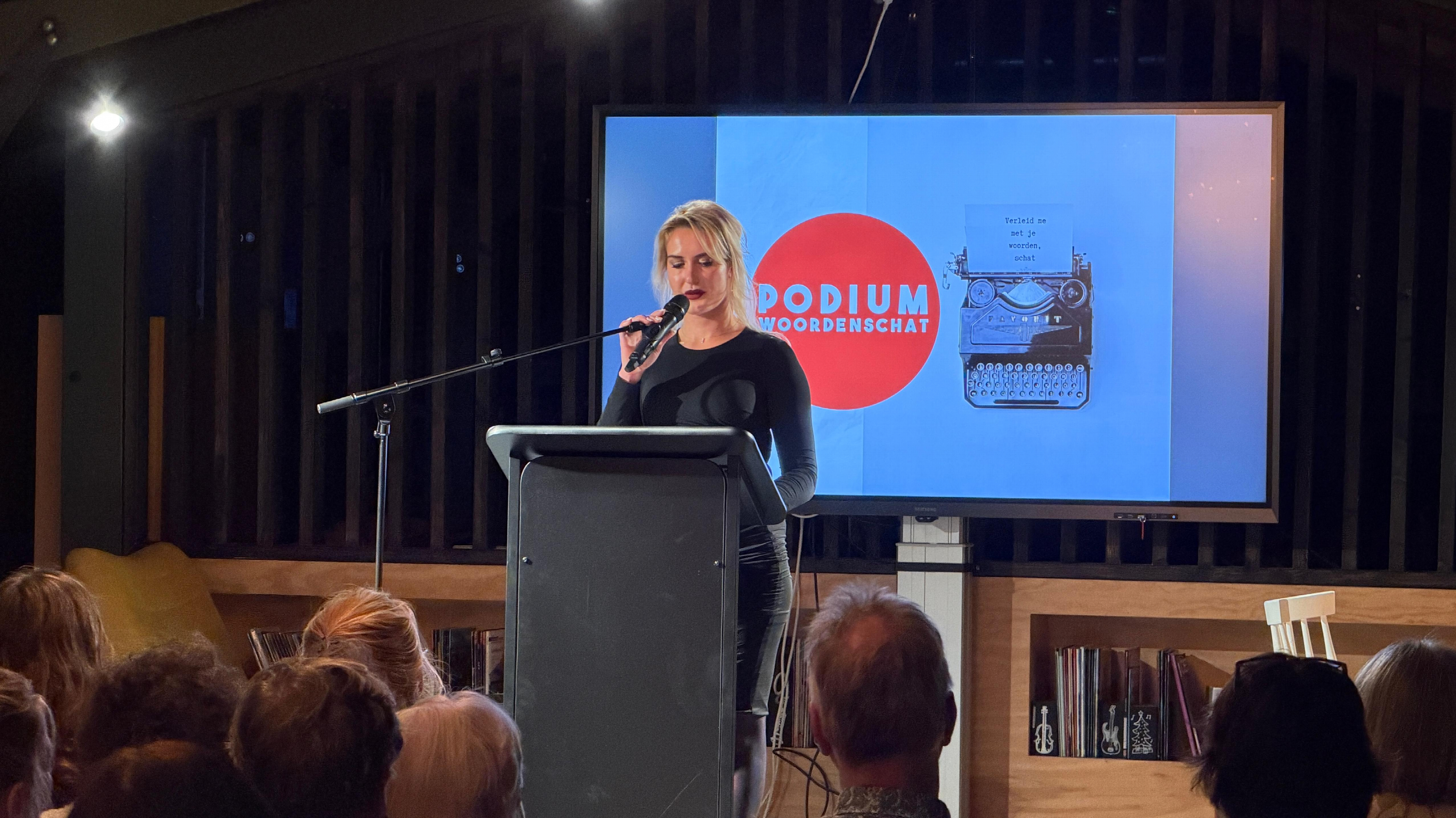 Dichters en schrijvers toveren met woorden tijdens Podium Woordenschat in Goes: 'Een hele diverse avond'