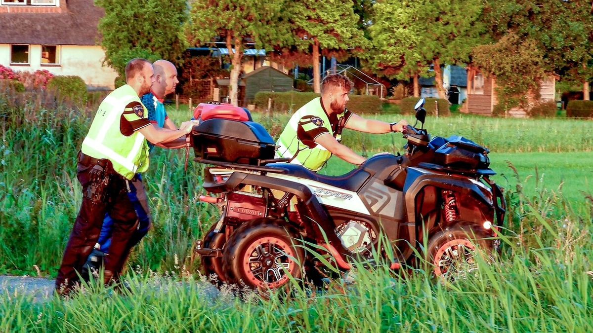 Quad botst tegen steen in De Wilgen