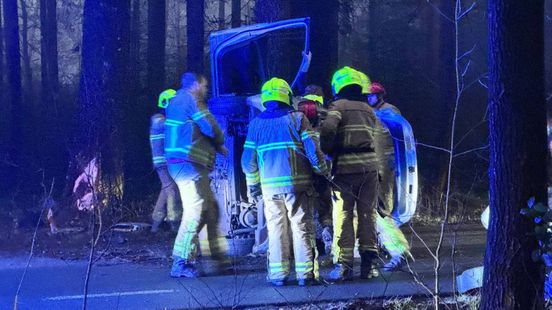 Ongelukken door mist • bezorger klem onder auto. Ongelukken door mist • bezorger klem onder auto.