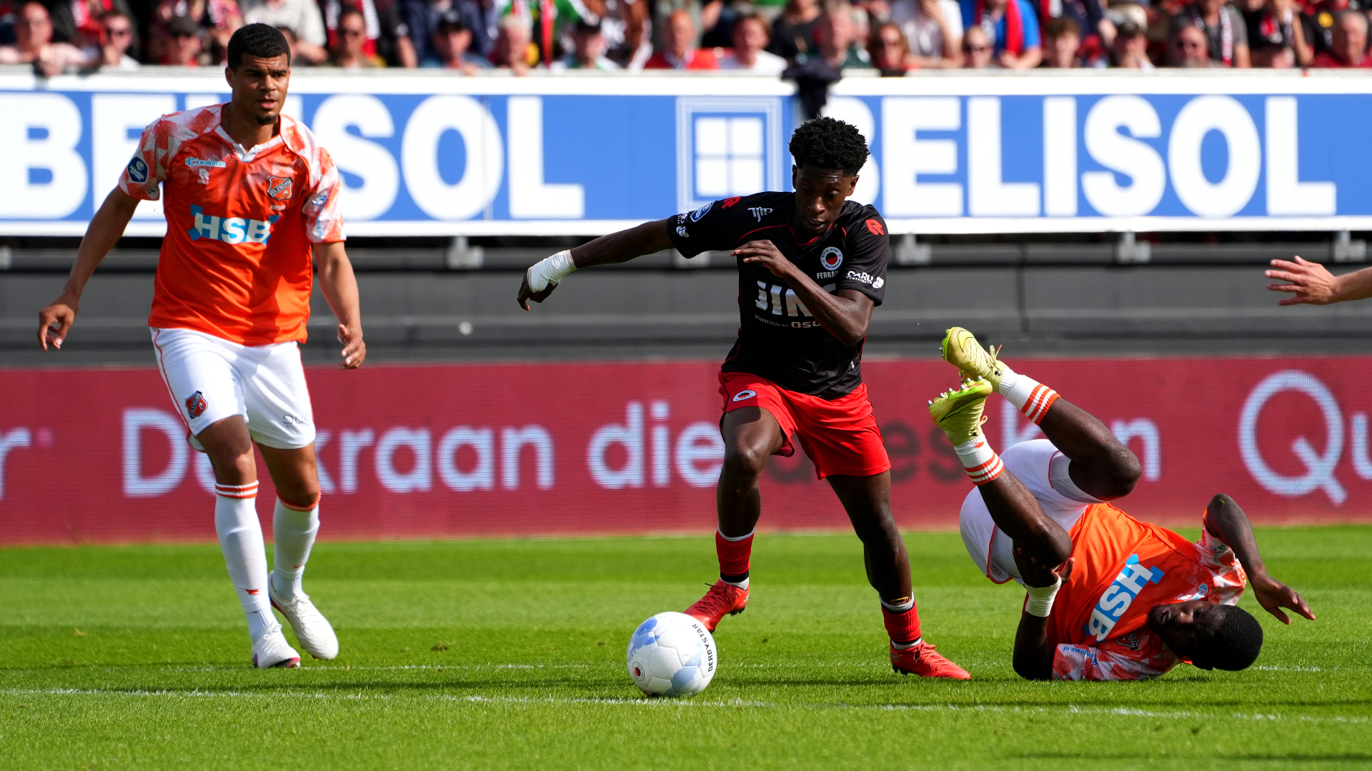 Derensili Sanches Fernandes in duel met Gibson Yah tijdens de degradatiekraker tussen Excelsior en Volendam.