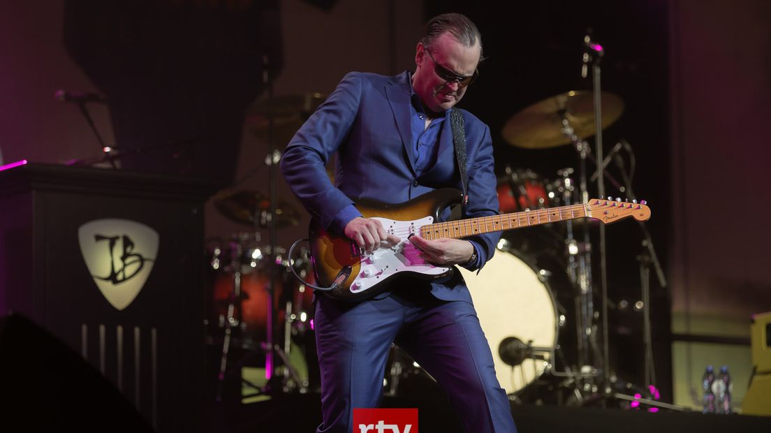 Bluesgitarist Joe Bonamassa op het podium in Grolloo (Rechten: Rego Meijer / RTV Drenthe)