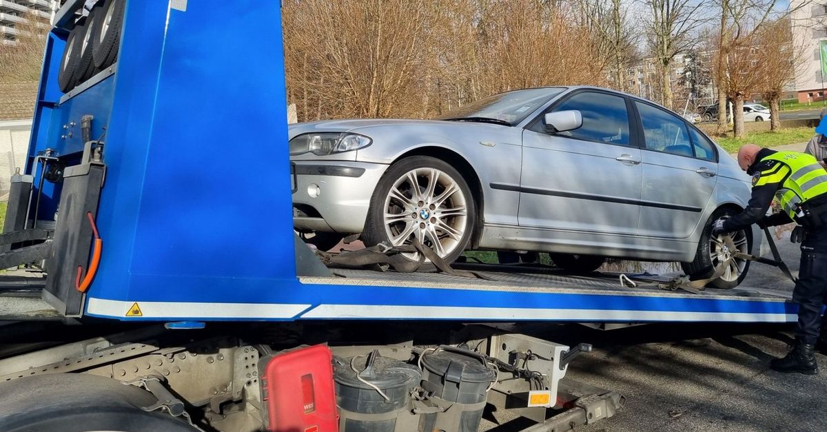 Onverzekerd, niet gekeurd én het verkeerde rijbewijs, agenten halen ...