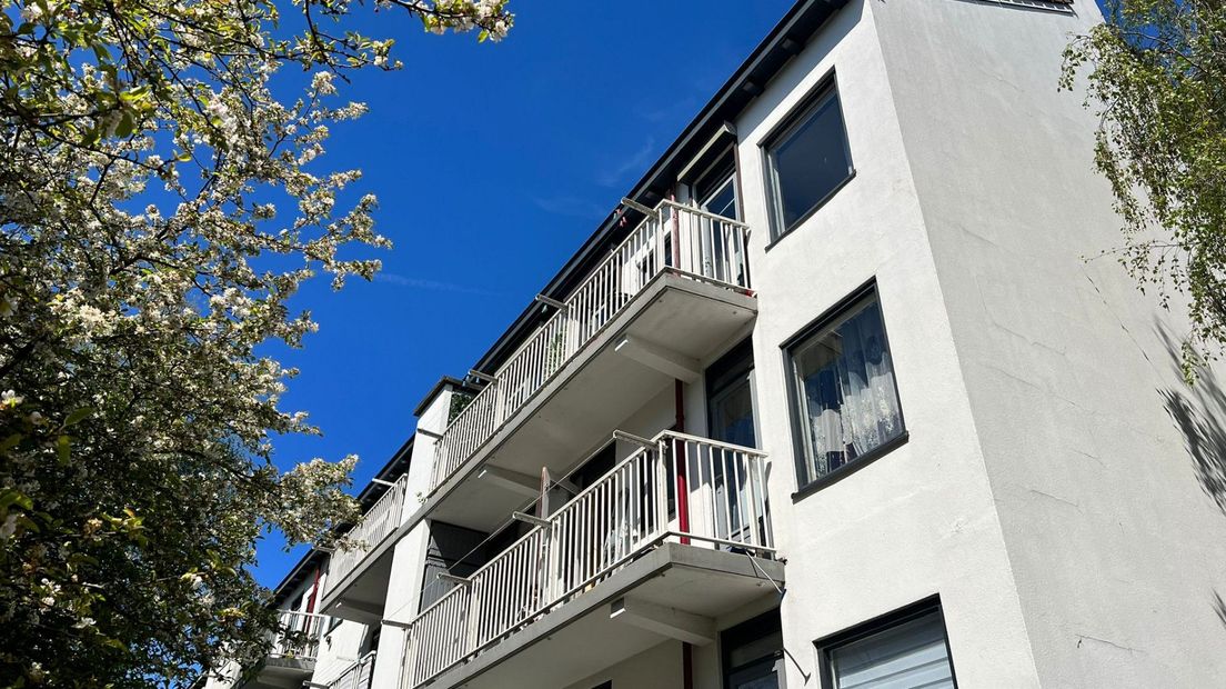 De man sprong volgens een bewoonster van het bovenste balkon naar beneden