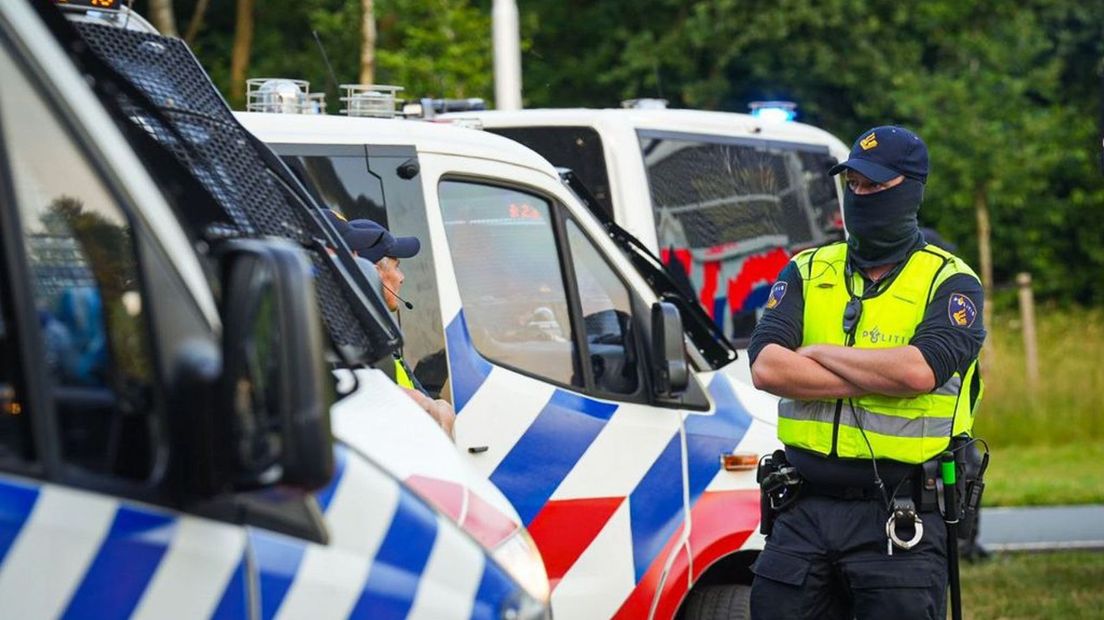 Grote politiemacht houdt tientallen boeren tegen.