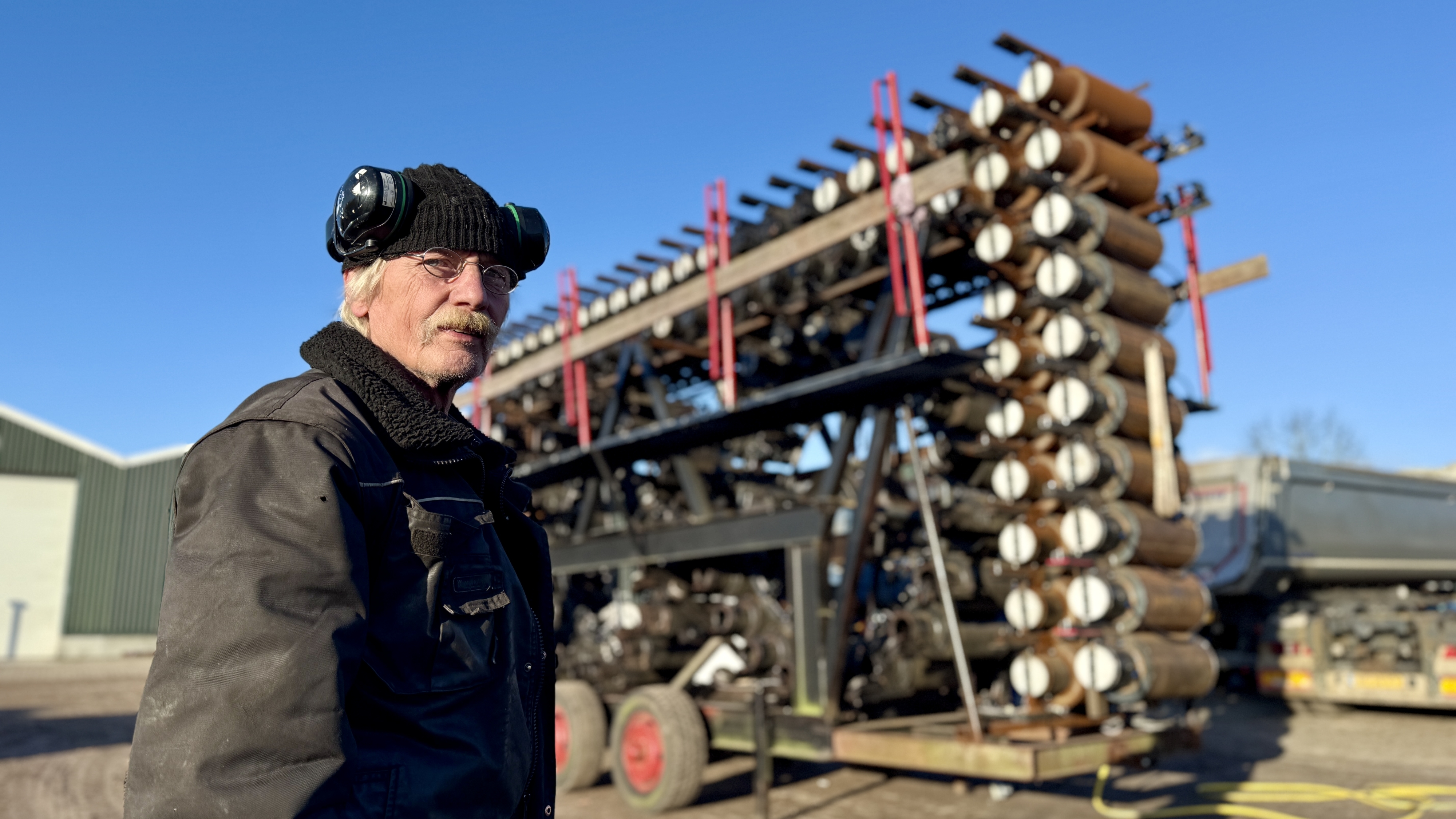 Hier kun je vandaag het megacarbidkanon van Henk Jan met 116 melkbussen in actie zien