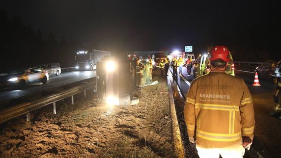 Busje kantelt bij ernstig ongeluk op A1