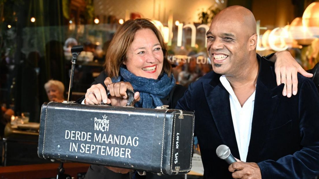 Organisator Michael Varekamp overhandigt het Prinsjesnacht koffertje aan cultuurwethouder Saskia Bruines