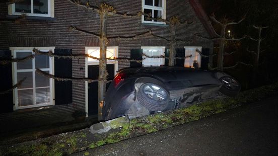 Verbaasde bewoners vinden auto in hun voortuin