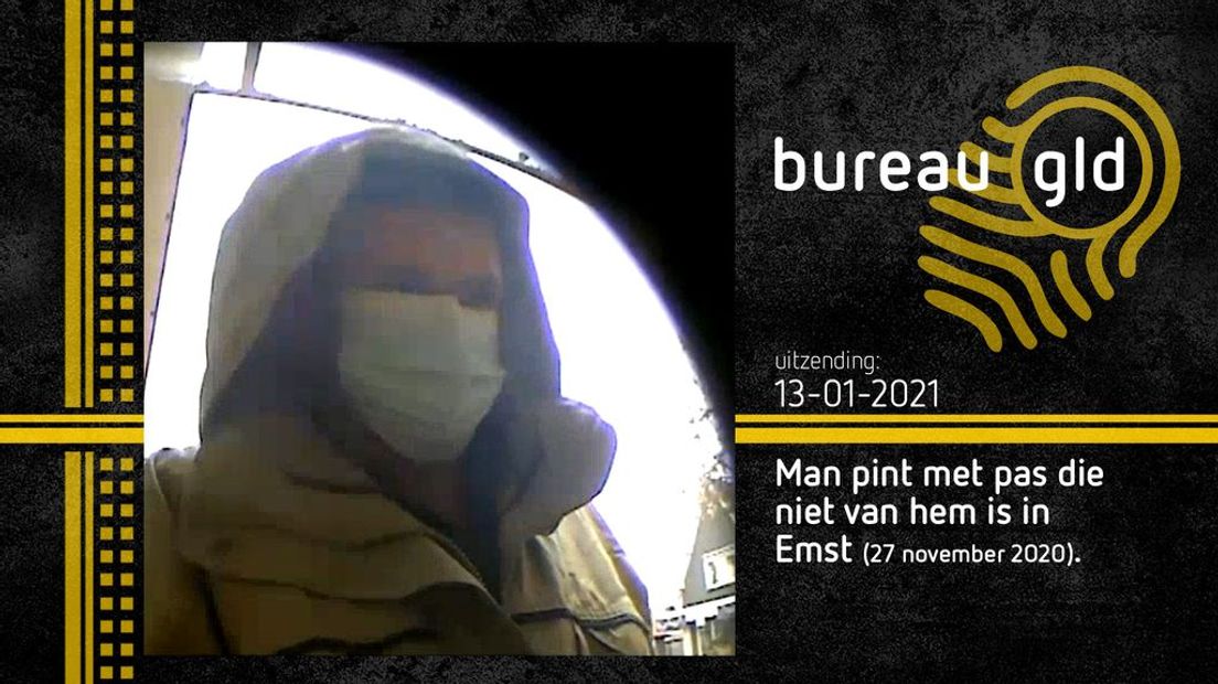 De man die in Emst geld pint met de bankpas van een ander.