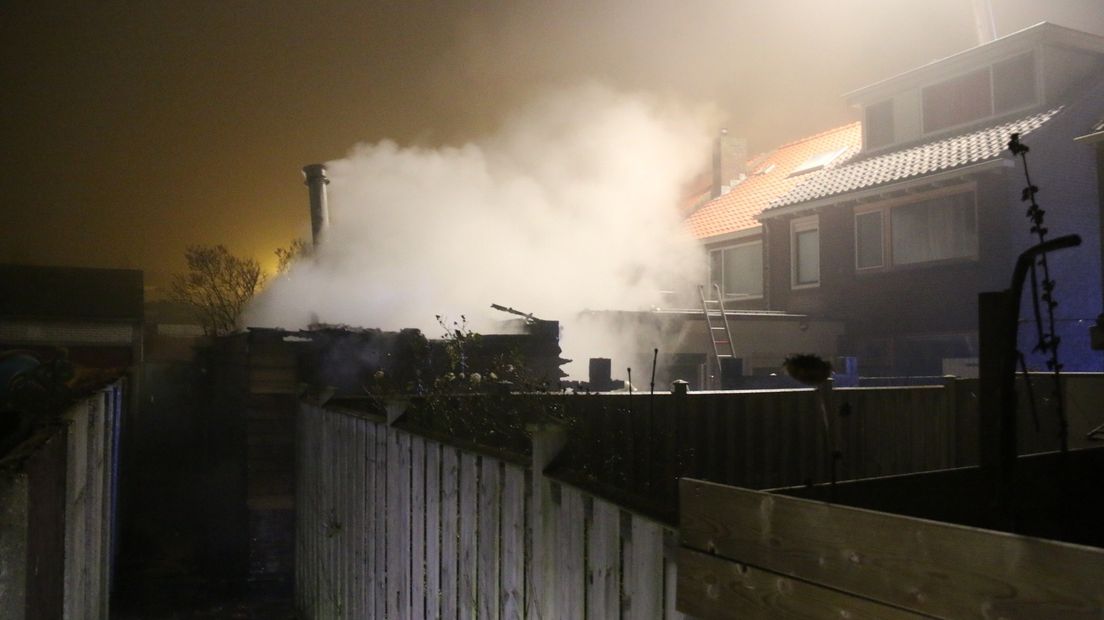 Schuurtje verwoest door felle brand (video)