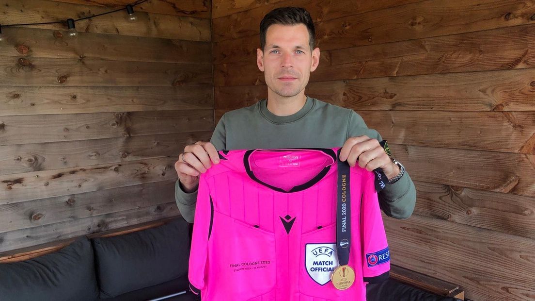 Jochem Kamphuis met het shirt en medaille van de Europa League-finale van afgelopen jaar