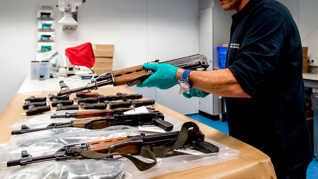 De politie trof tientallen wapens aan in een loods in Nieuwegein.