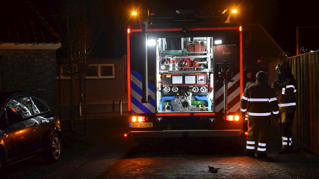 Rook bij kerk in Gramsbergen