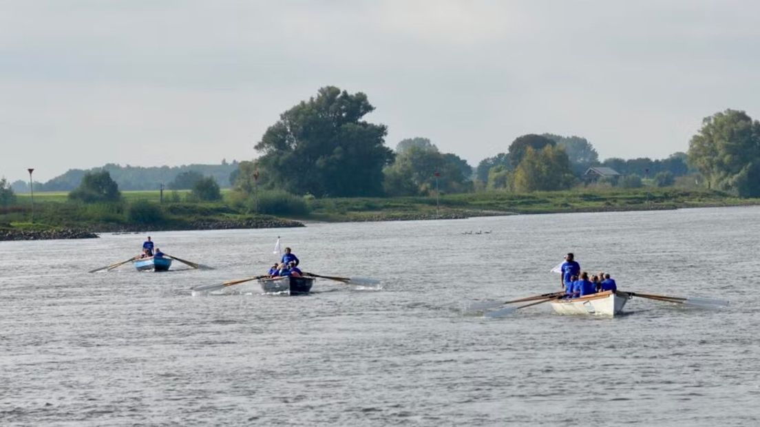 Roeiers onderweg ter hoogte van Wijhe op de IJssel