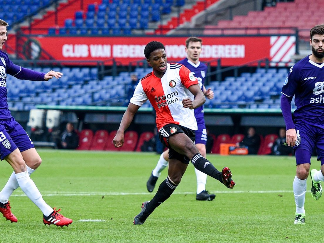 Feyenoord-verdediger Tyrell Malacia neemt het doel van Heracles onder vuur