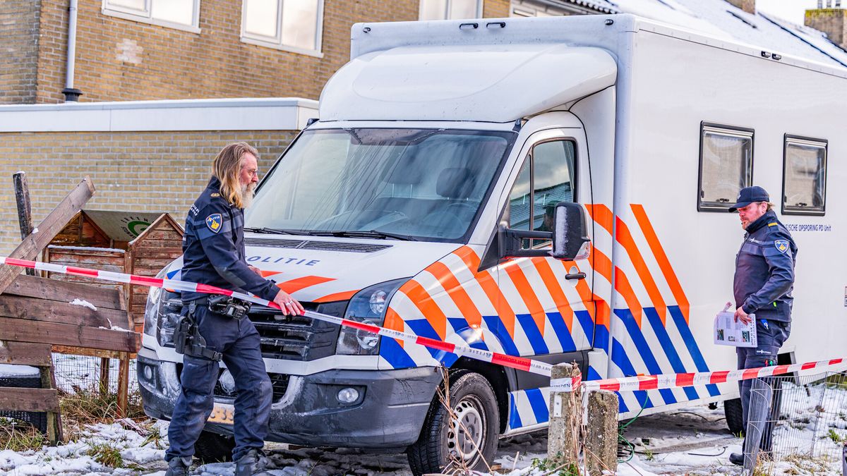 Kraan haalt auto uit de sloot bij Akkrum | Hele weekend code geel