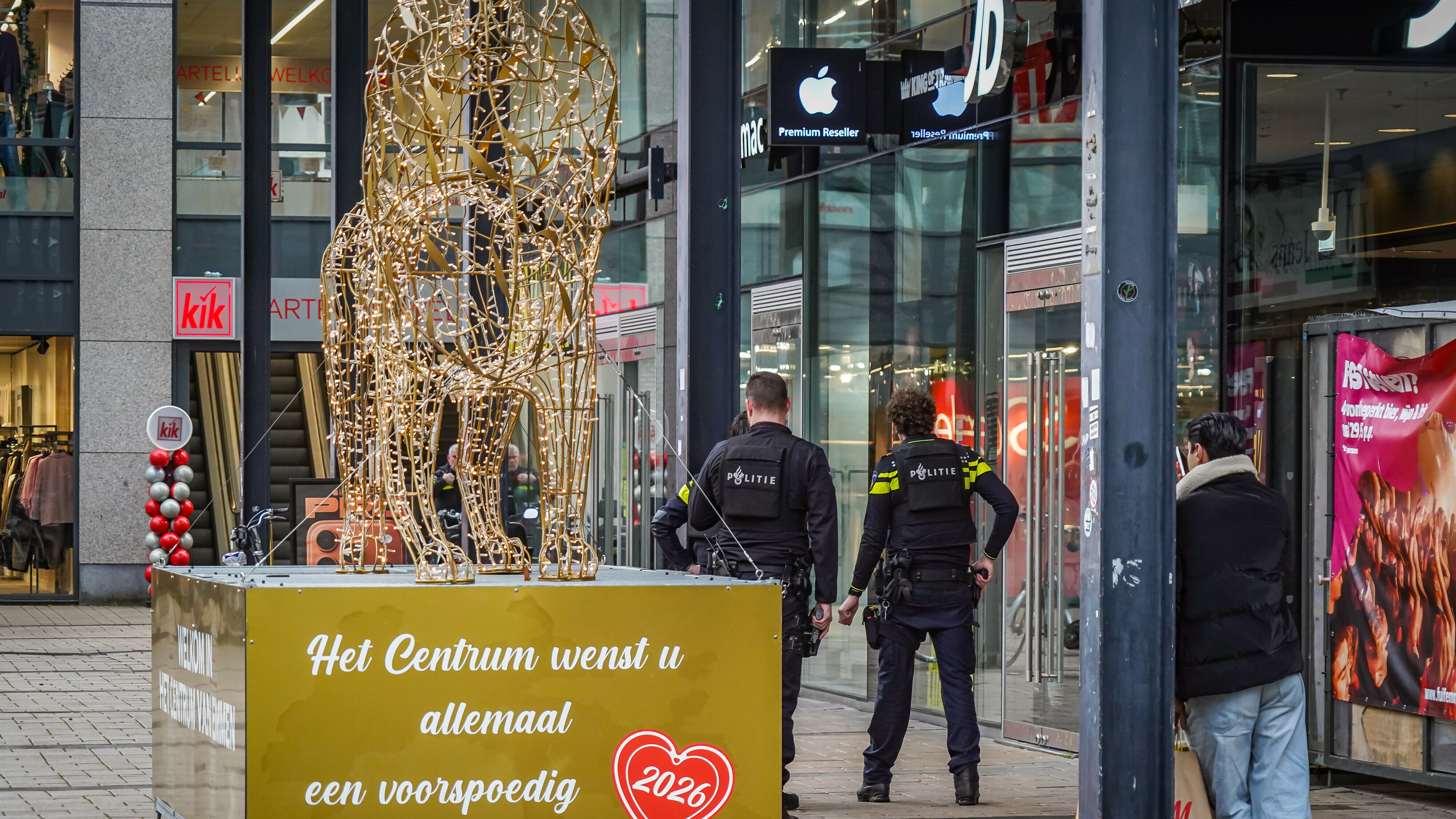 Man komt met wapen winkel in Emmen binnen, politie houdt hem aan
