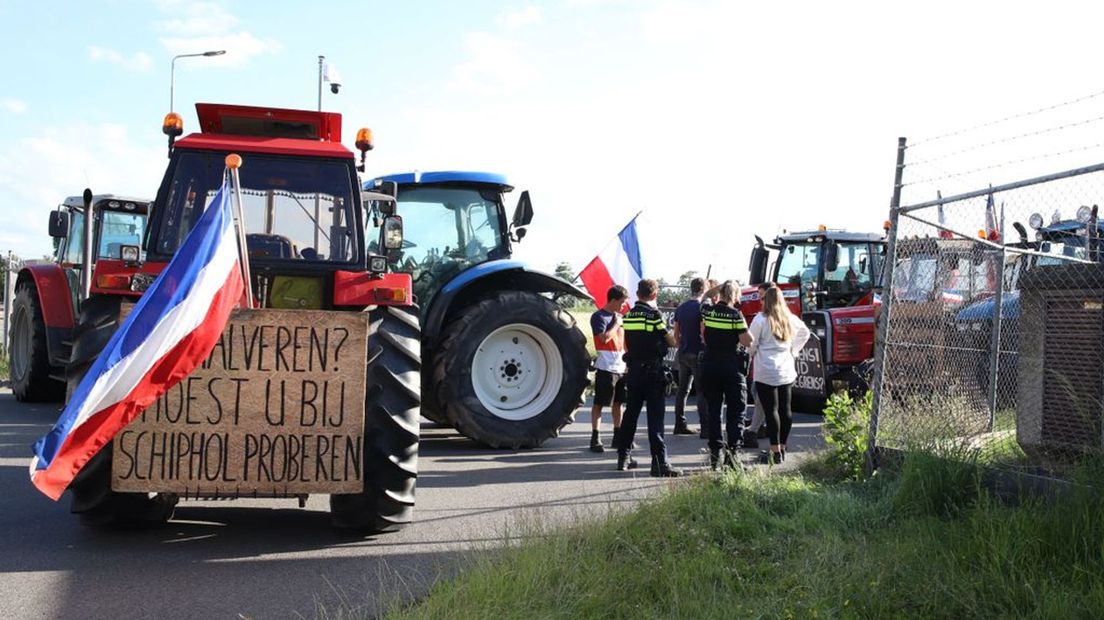 De politie is in gesprek met de boeren in Geldermalsen.