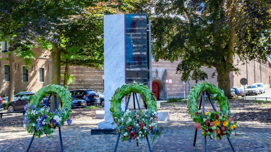 slavernijmonument middelburg kransen herdenken