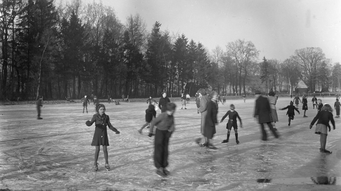 Speelkwartier op de ijsbaan naast de R.K. Gerardus Majella Lagere School in Nieuw-Schoonebeek