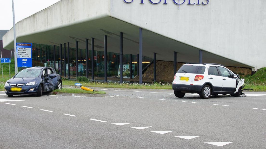 De twee auto's botsten vanmiddag voor de bioscoop (Rechten: Herman van Oost)