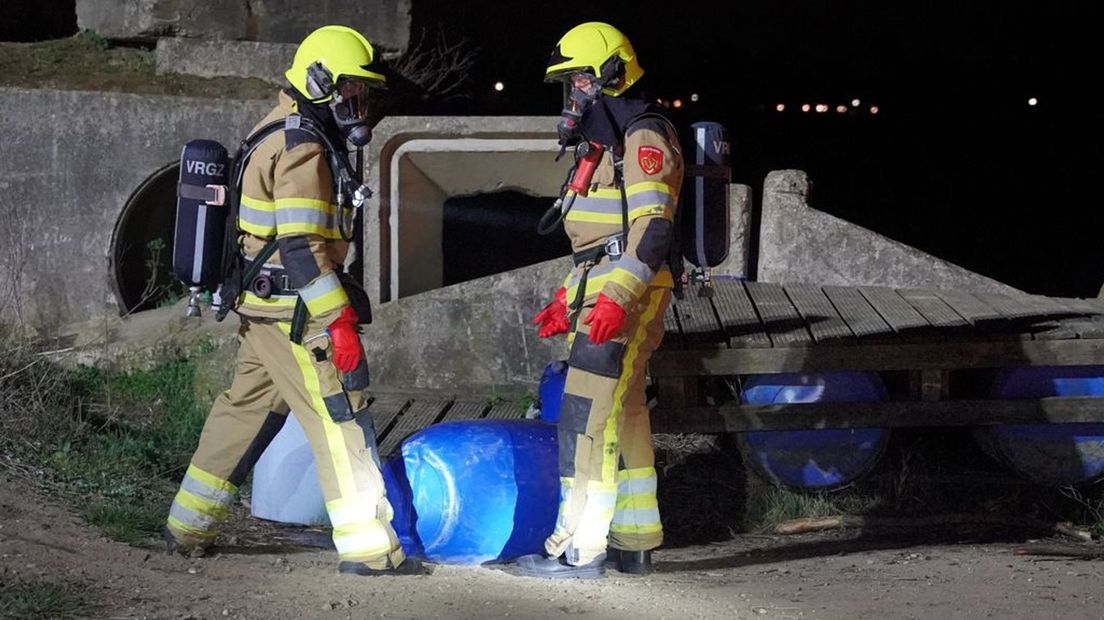 In Nederasselt zijn 28 vaten met vermoedelijk drugsafval gedumpt.