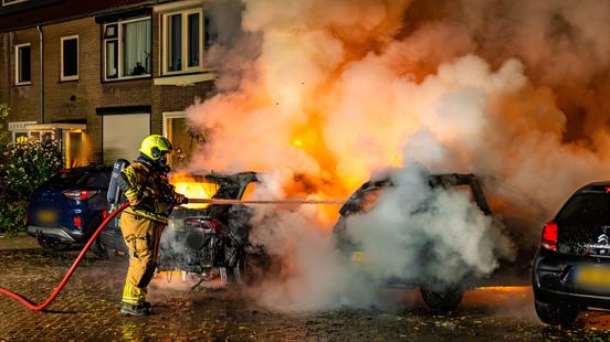 Drie auto's in vlammen • jongeren slaags met politie