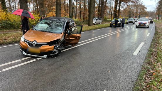 112 Nieuws: Cabine vrachtwagen vliegt in brand | File op N344 na frontale botsing. 112 Nieuws: Cabine vrachtwagen vliegt in brand | File op N344 na frontale botsing.