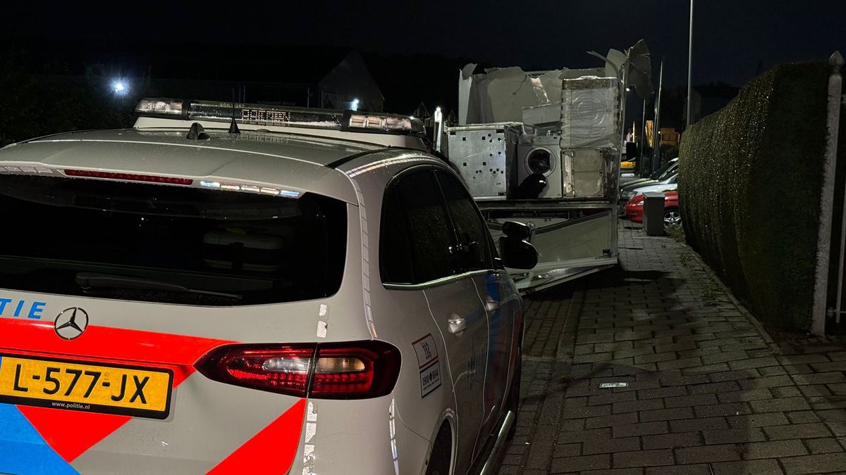 Bestelwagen verliest dak na botsing tegen tunnel bij Gronsveld