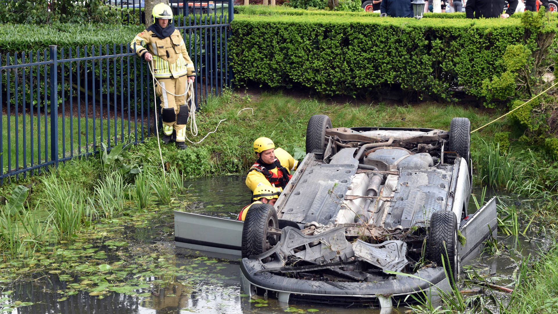 Auto in sloot • fietser gewond bij aanrijding
