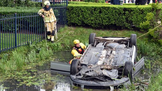 Auto in sloot • fietser gewond bij aanrijding